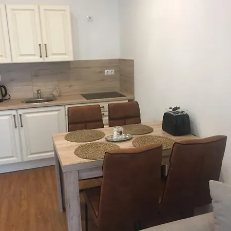 Móló Apartmanház * Balatonszárszó