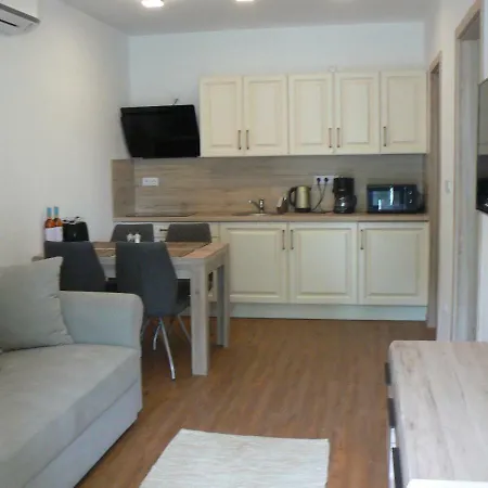 Móló Apartmanház * Balatonszárszó